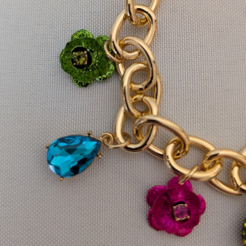 Betsey Johnson Gold Tone Sugar Skull & Flower Charm Bracelet NWT - Picture 4 of 5